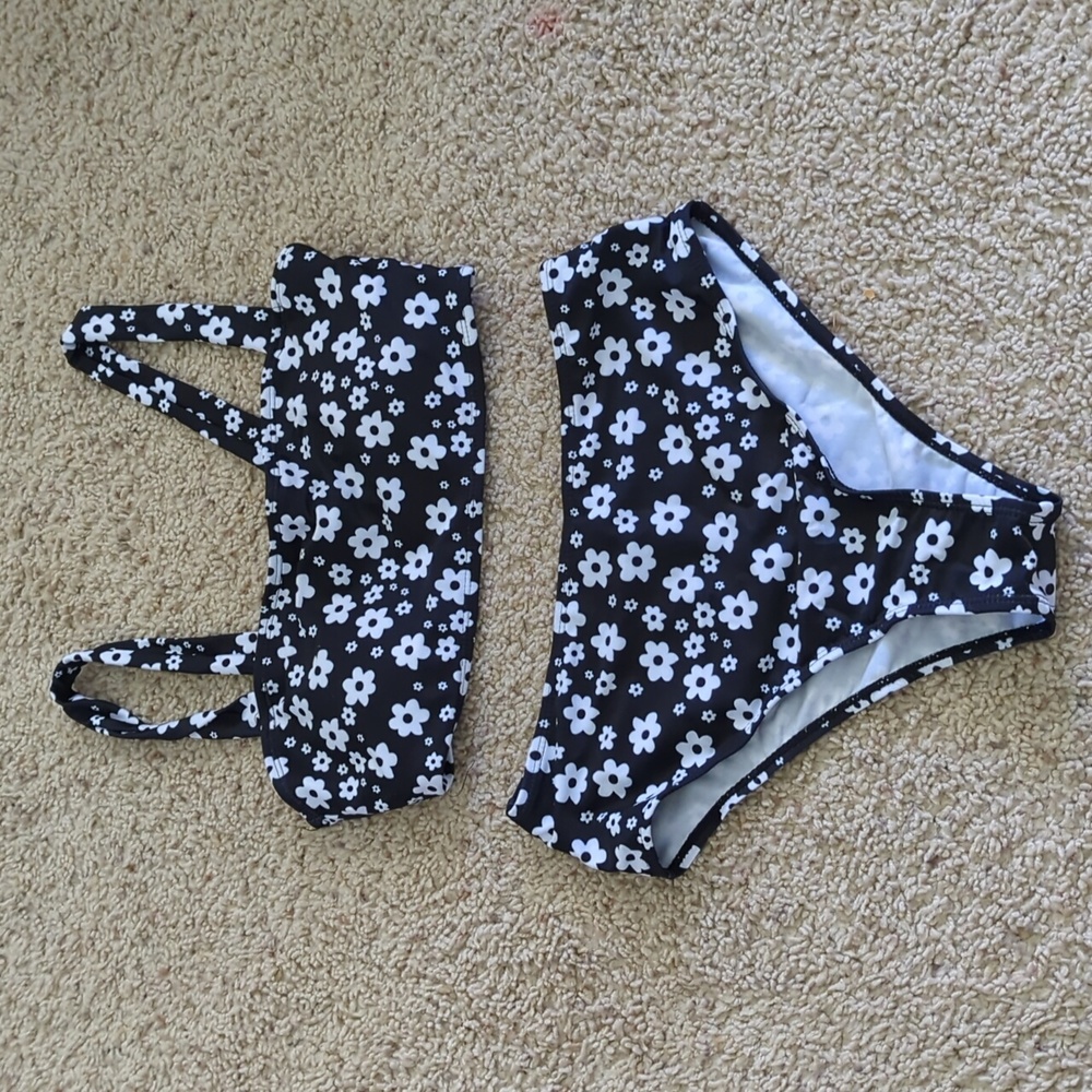 Women Medium Black and White flower bikini set
